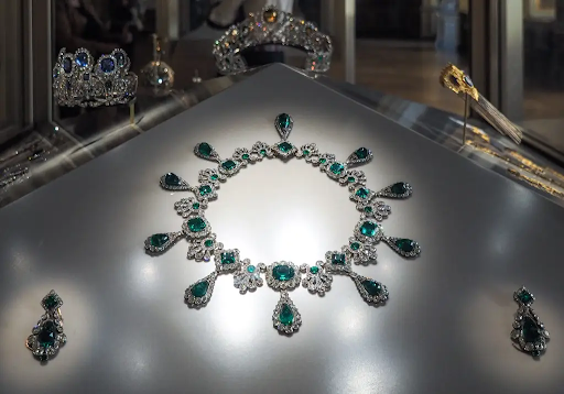 This picture shows the main jewels that were stolen from the Apollo Gallery. The jewel in the middle is worth millions of dollars, with 32 emeralds and over 1,000 diamonds in it.